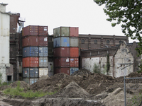 905660 Gezicht op de uitgebrande fabriek van Central Soya (Cereol, Everard Meijsterlaan 3) te Utrecht. Het complex is ...